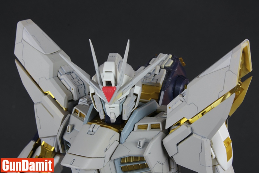 Strike Freedom resin kit upper body close-up showing gold and white detail Strike Freedom resin kit upper body close-up showing gold and white detail