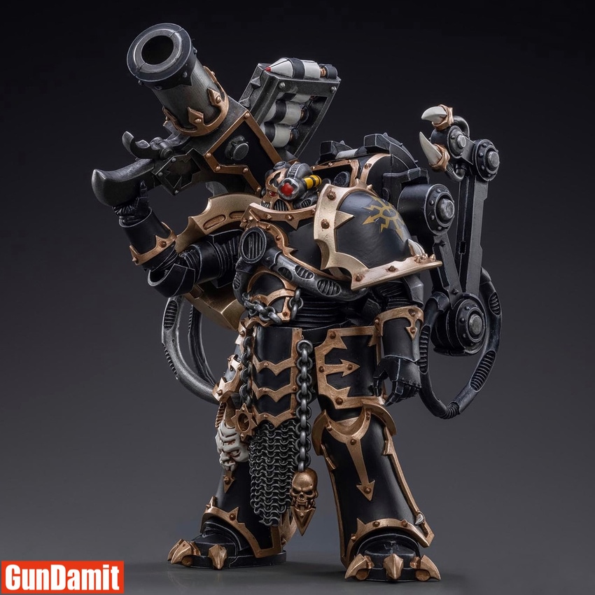 JoyToy 1/18 WH40K Black Legion Havocs Marine 05 front view with heavy weapon and black gold armor JoyToy 1/18 WH40K Black Legion Havocs Marine 05 front view with heavy weapon and black gold armor