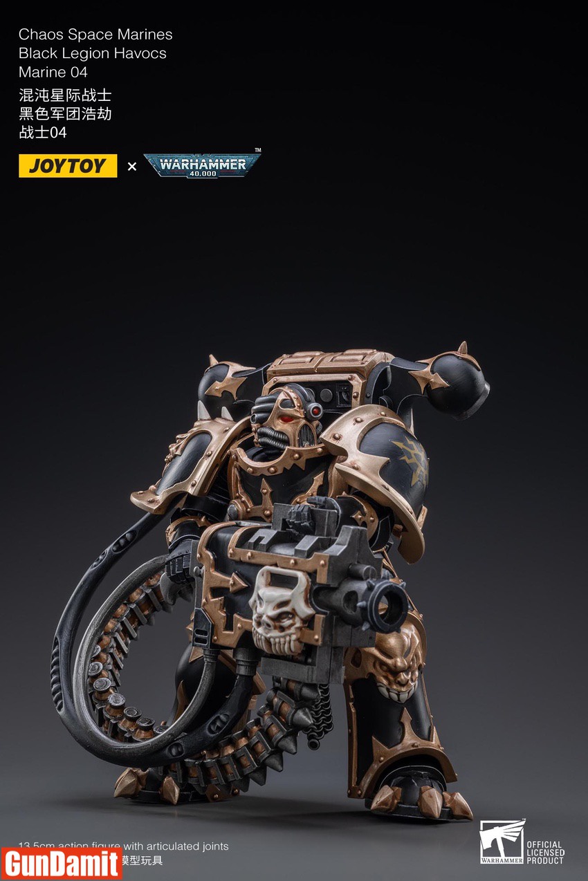 JoyToy Black Legion Havocs Marine 04 front view holding heavy bolter with skull decoration JoyToy Black Legion Havocs Marine 04 front view holding heavy bolter with skull decoration