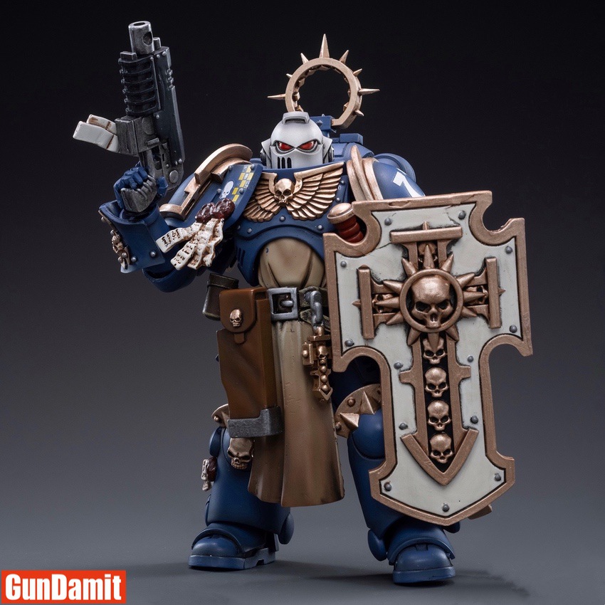 JoyToy 1/18 Warhammer 40K Ultramarines Bladeguard Veteran 02 front view with storm shield and bolt rifle JoyToy 1/18 Warhammer 40K Ultramarines Bladeguard Veteran 02 front view with storm shield and bolt rifle