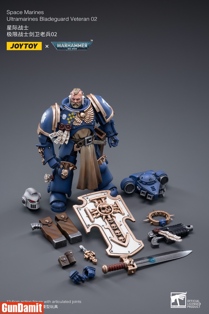 JoyToy 1/18 Ultramarines Bladeguard Veteran 02 full accessories layout with helmets shield sword and hands JoyToy 1/18 Ultramarines Bladeguard Veteran 02 full accessories layout with helmets shield sword and hands