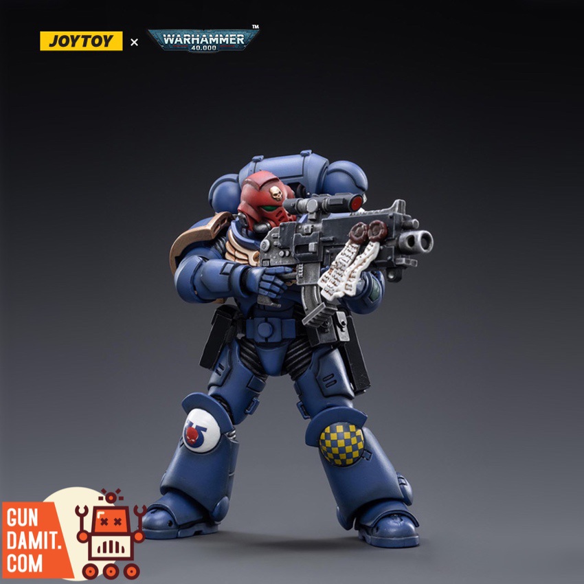JoyToy JT2474 Ultramarines Veteran Sergeant Castor front pose with bolter JoyToy JT2474 Ultramarines Veteran Sergeant Castor front pose with bolter