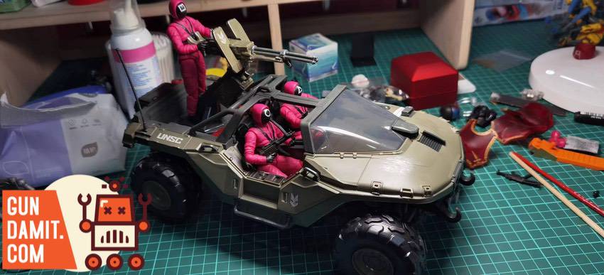 Red Suit 1/18 Squid Game pink soldiers riding in military vehicle display Red Suit 1/18 Squid Game pink soldiers riding in military vehicle display