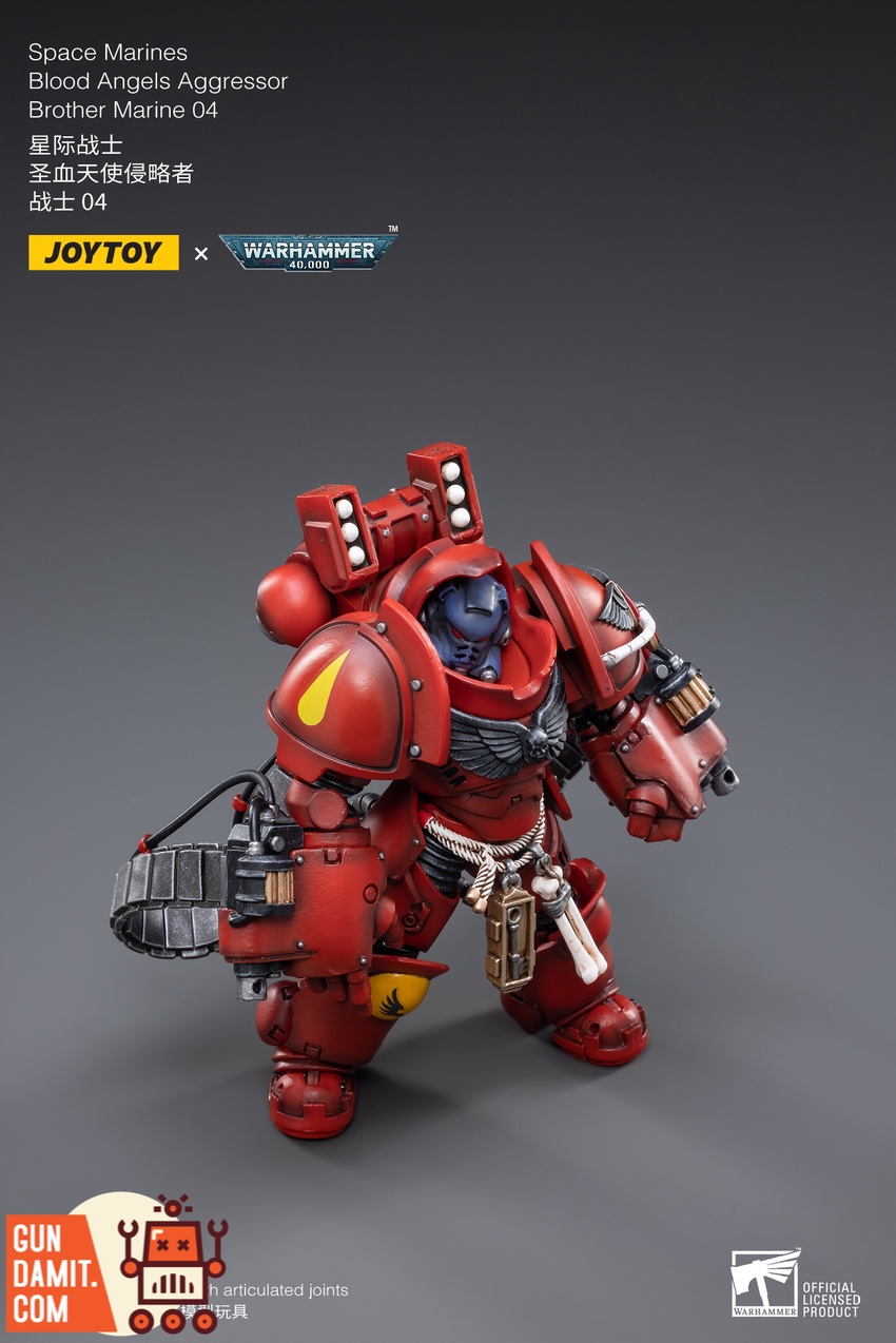JoyToy Blood Angels Aggressor Marine 04 kneeling three-quarter view JoyToy Blood Angels Aggressor Marine 04 kneeling three-quarter view
