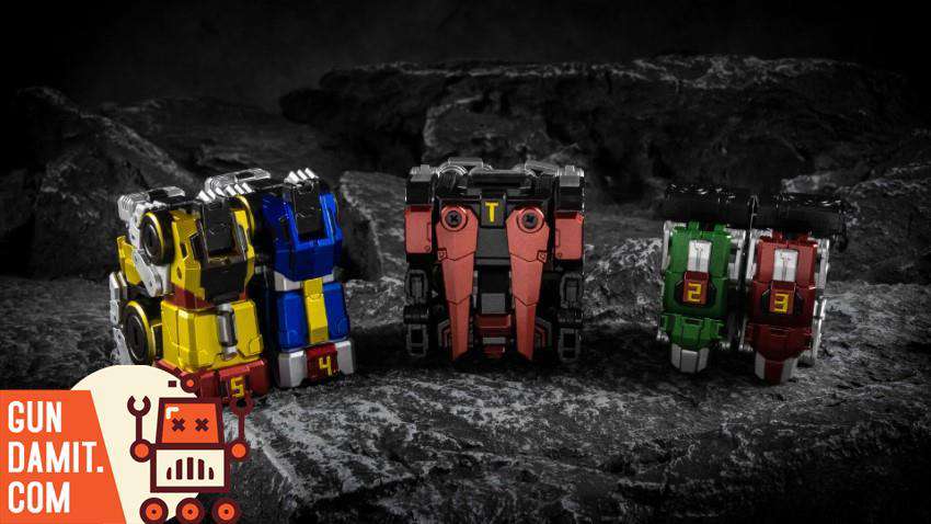Lucky Cat MC-01S Voltron metallic lions in folded storage mode on rocks Lucky Cat MC-01S Voltron metallic lions in folded storage mode on rocks