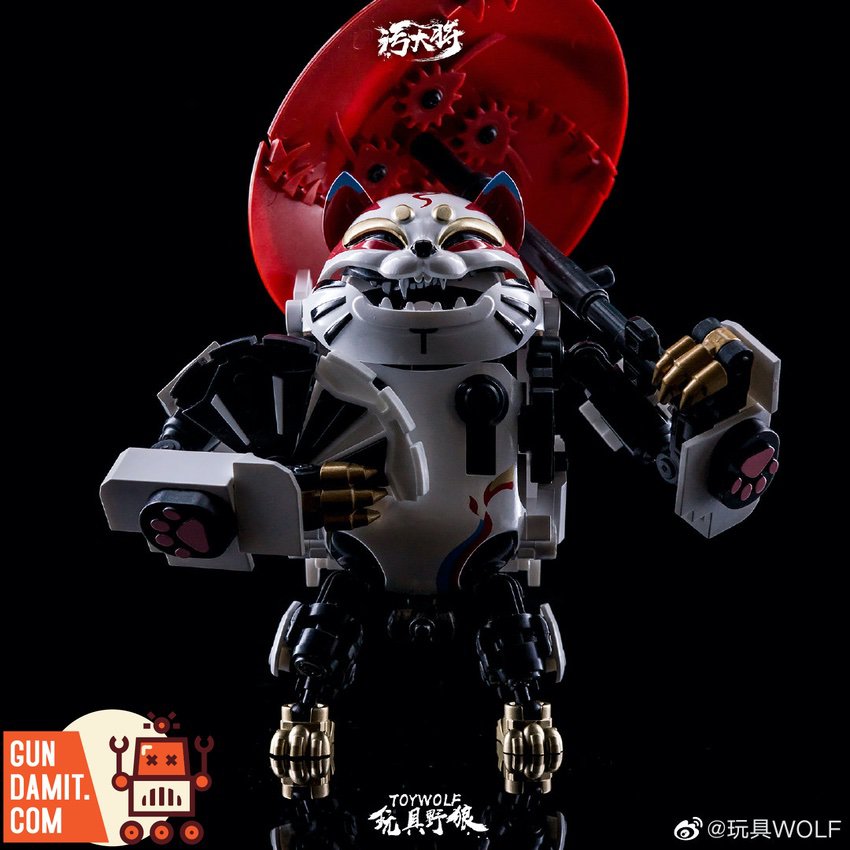 ToyWolf W-03 Fortune Cat in battle mode with red geared hat and armed pose ToyWolf W-03 Fortune Cat in battle mode with red geared hat and armed pose