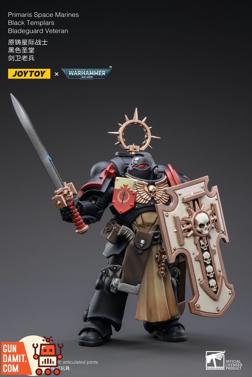 JoyToy Black Templars Bladeguard Veteran action pose with power sword drawn JoyToy Black Templars Bladeguard Veteran action pose with power sword drawn