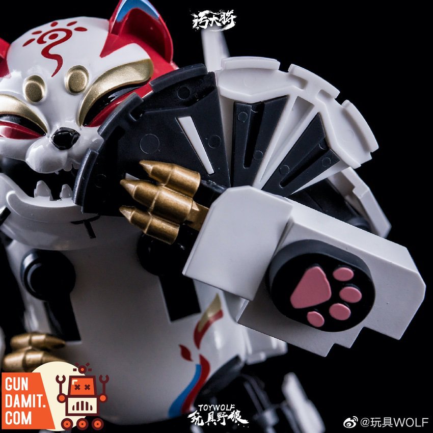ToyWolf W-03 Fortune Cat close-up of paw detail showing transforming mechanism ToyWolf W-03 Fortune Cat close-up of paw detail showing transforming mechanism