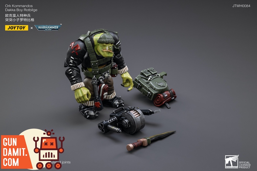 JoyToy Ork Kommandos Dakka Boy Rotbilge close-up with ammo belt JoyToy Ork Kommandos Dakka Boy Rotbilge close-up with ammo belt