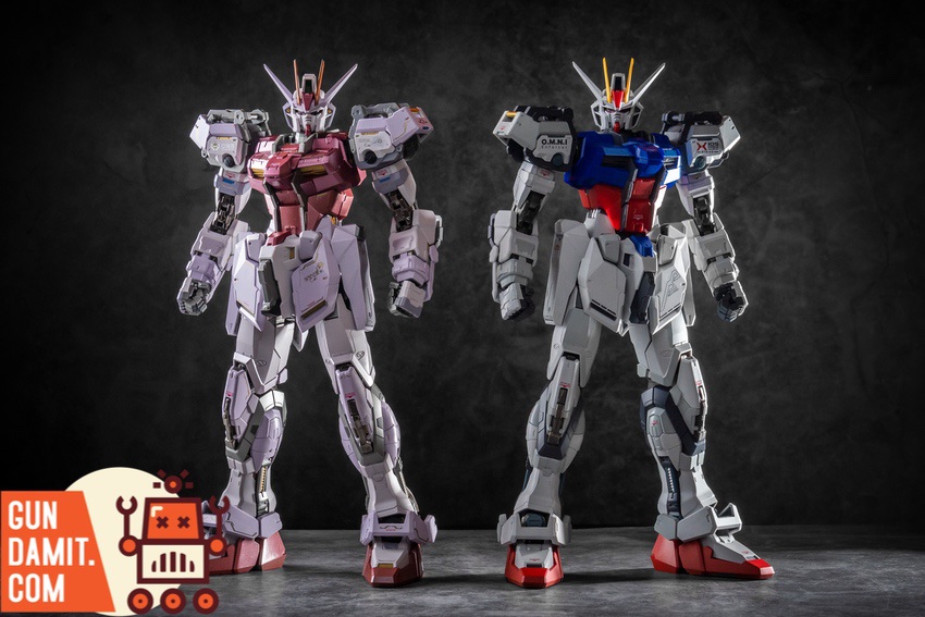 Moshow 1/72 Aile Strike Gundam Red Phoenix comparison with standard blue version side by side Moshow 1/72 Aile Strike Gundam Red Phoenix comparison with standard blue version side by side