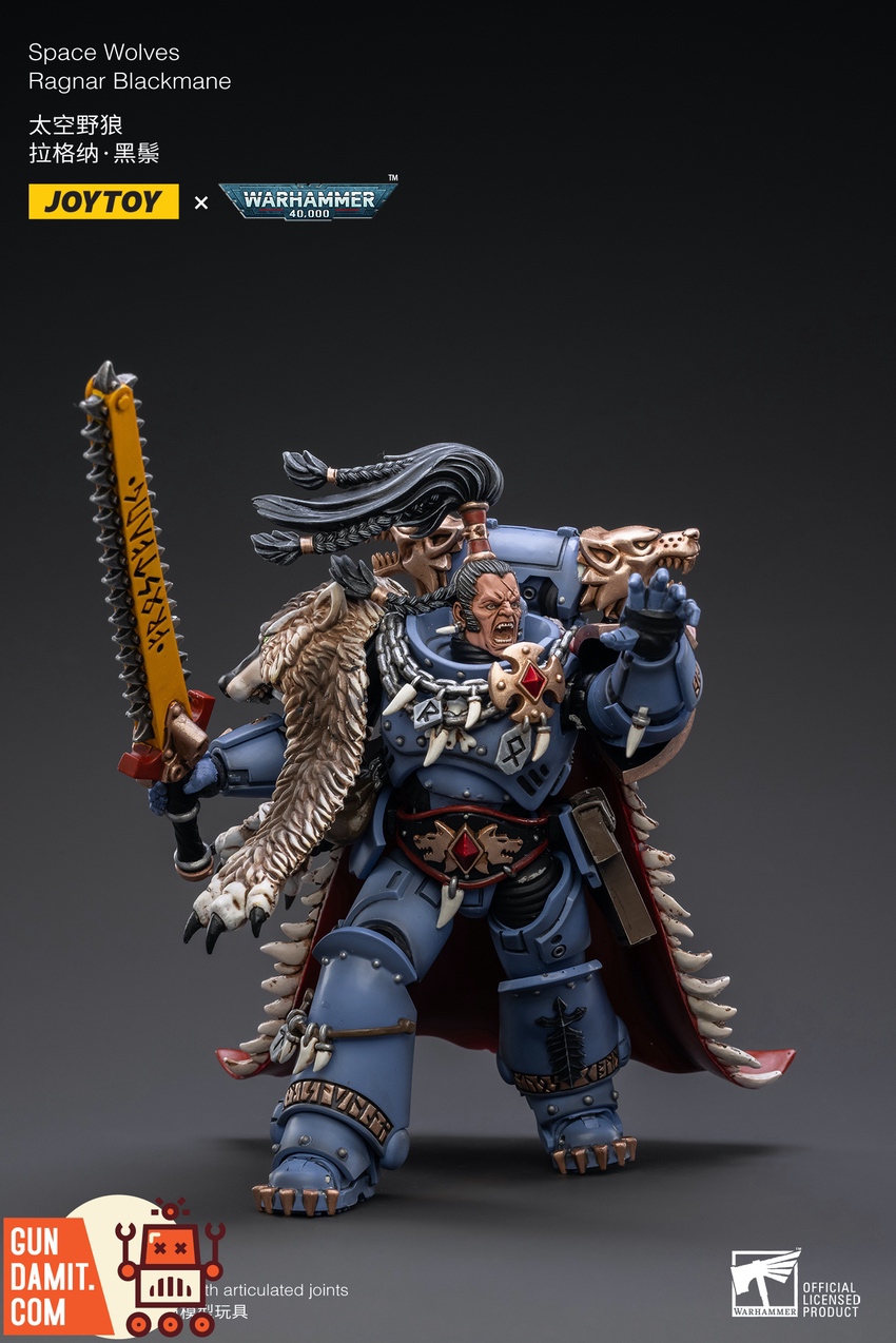 JoyToy Ragnar Blackmane battle stance with chainsword extended JoyToy Ragnar Blackmane battle stance with chainsword extended