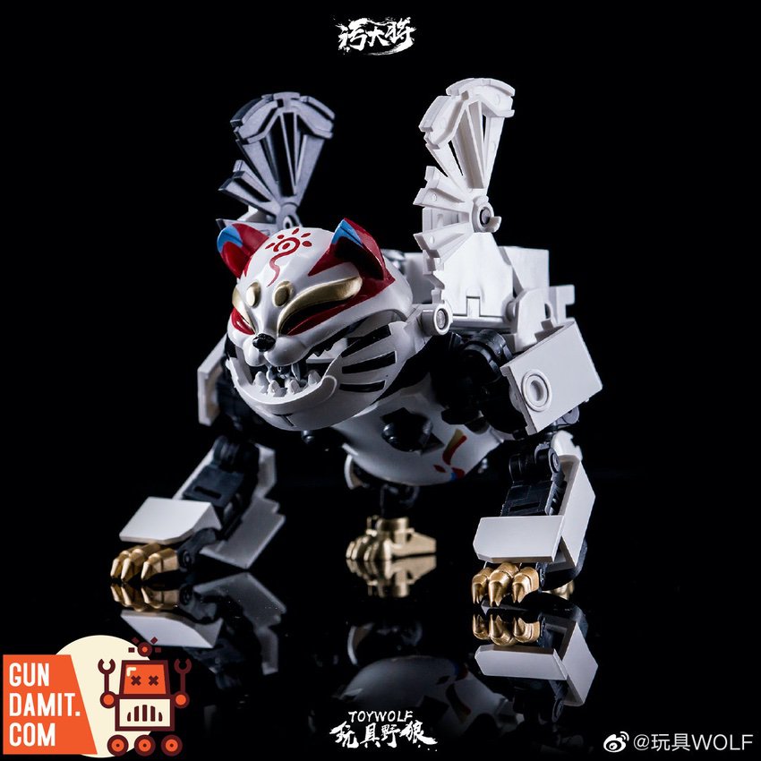 ToyWolf W-03 Fortune Cat in quadruped beast mode with fortune cat head design ToyWolf W-03 Fortune Cat in quadruped beast mode with fortune cat head design