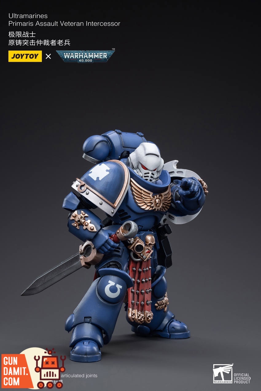 JoyToy 1/18 Ultramarines Assault Veteran Intercessor three-quarter dynamic pose JoyToy 1/18 Ultramarines Assault Veteran Intercessor three-quarter dynamic pose