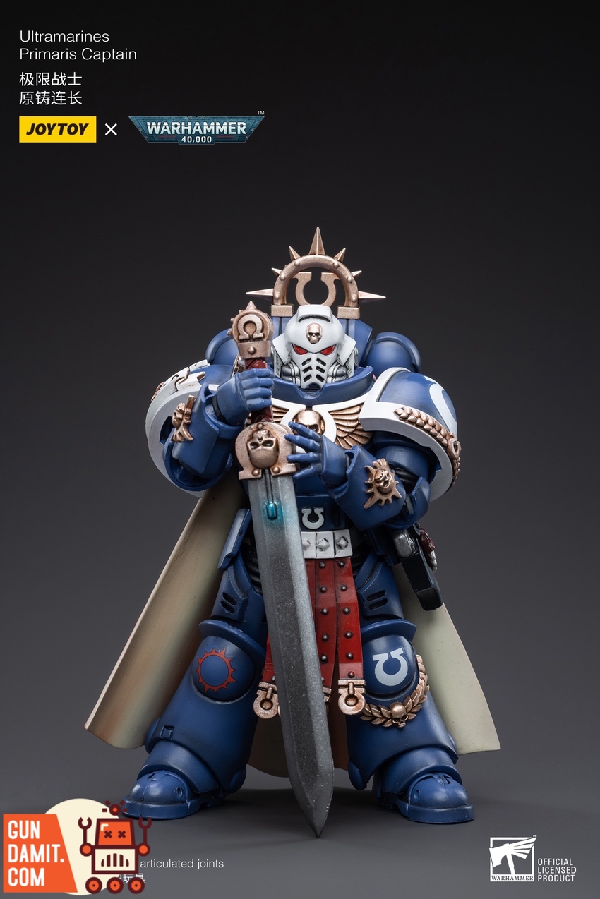 JoyToy 1/18 Ultramarines Primaris Captain close-up showing skull helmet and insignia JoyToy 1/18 Ultramarines Primaris Captain close-up showing skull helmet and insignia
