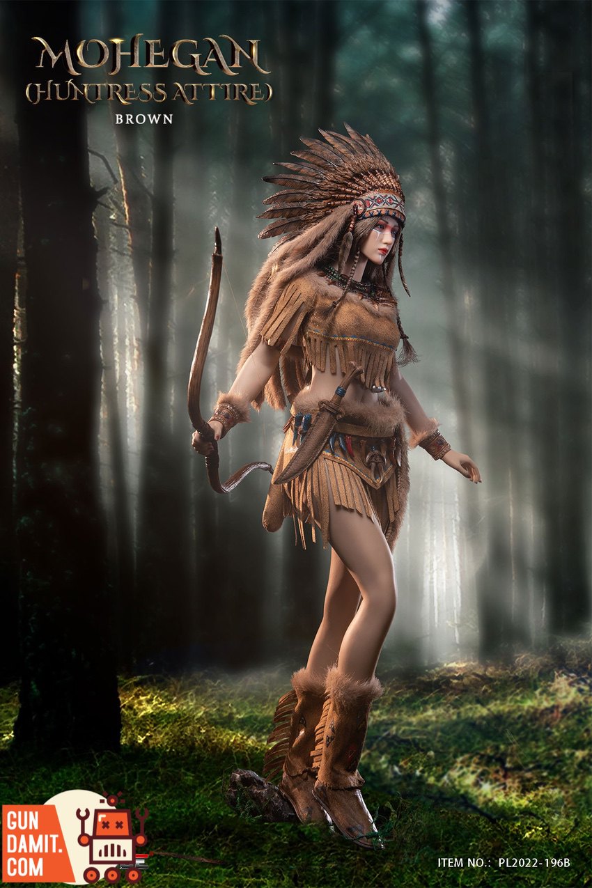 TBLeague 1/6 Mohegan Huntress brown version standing pose with bow in forest setting TBLeague 1/6 Mohegan Huntress brown version standing pose with bow in forest setting