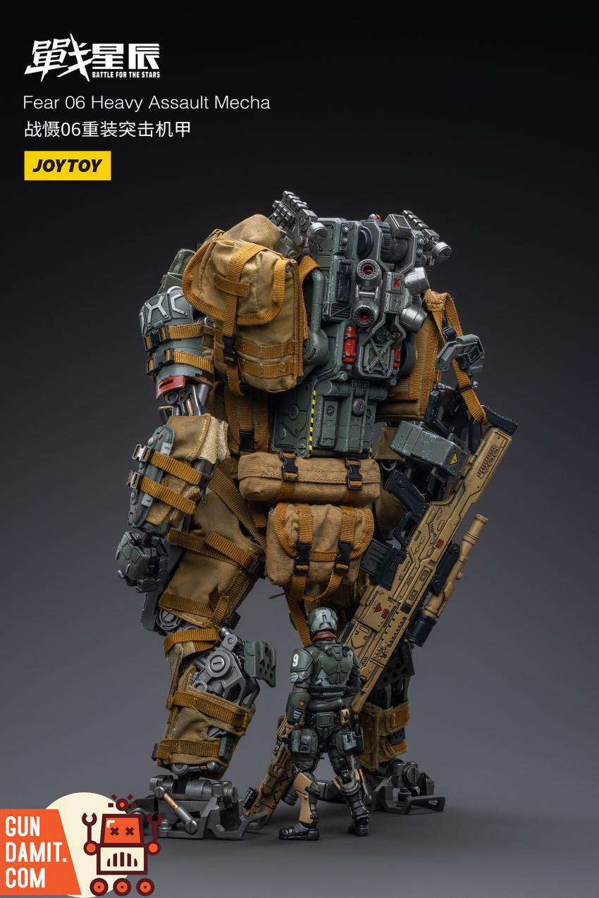 JoyToy 1/18 Fear 06 Heavy Assault Mecha side angle with pilot for scale comparison JoyToy 1/18 Fear 06 Heavy Assault Mecha side angle with pilot for scale comparison