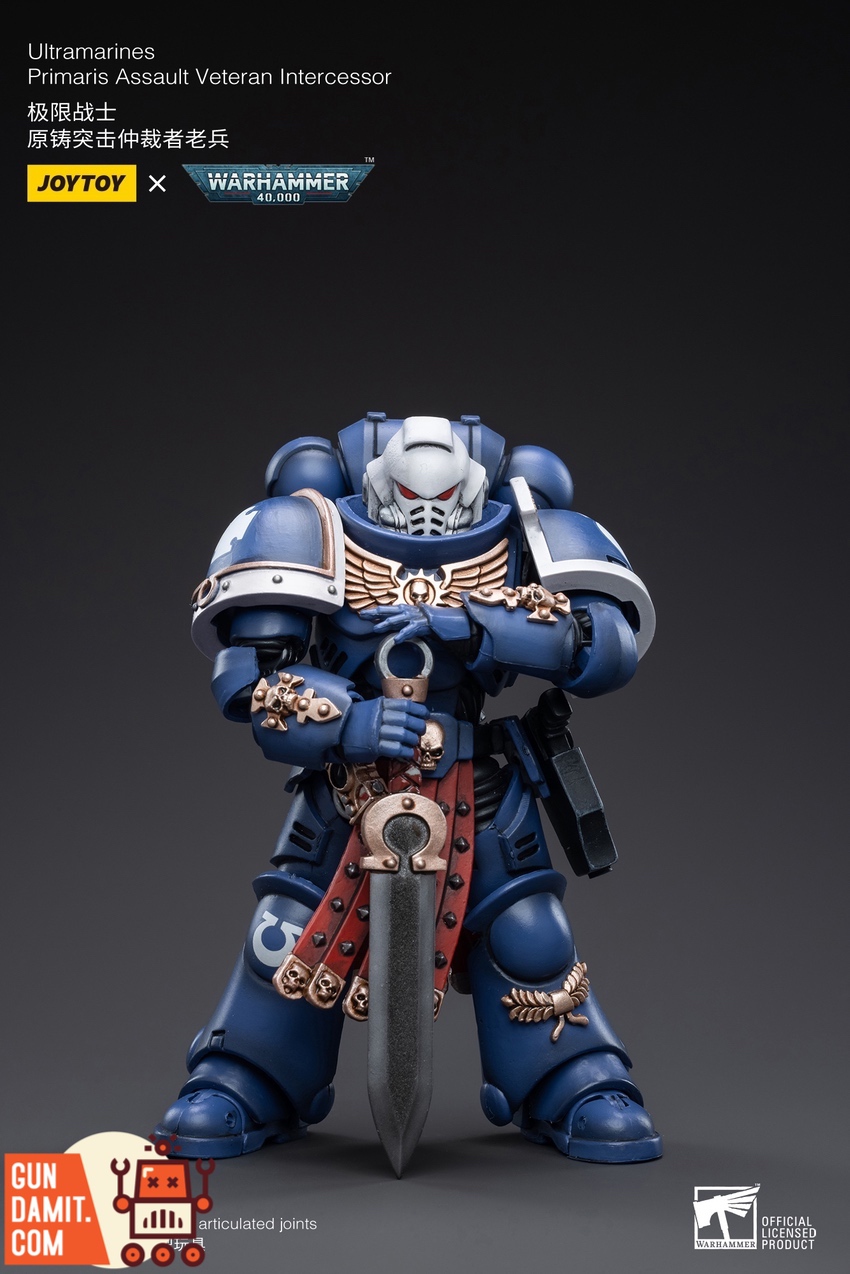 JoyToy 1/18 Ultramarines Assault Veteran Intercessor side view combat stance JoyToy 1/18 Ultramarines Assault Veteran Intercessor side view combat stance