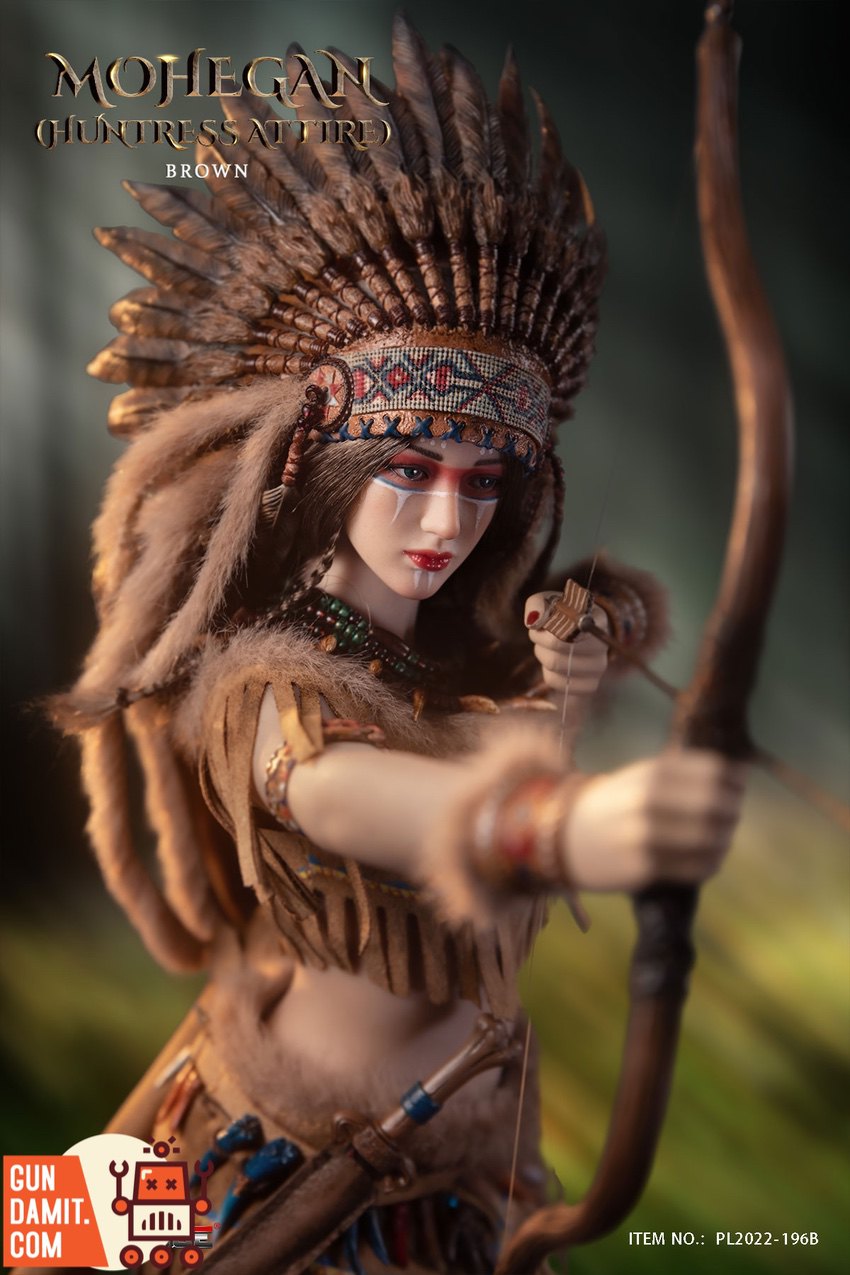 TBLeague 1/6 Mohegan Huntress brown version aiming bow close-up with feathered headdress TBLeague 1/6 Mohegan Huntress brown version aiming bow close-up with feathered headdress