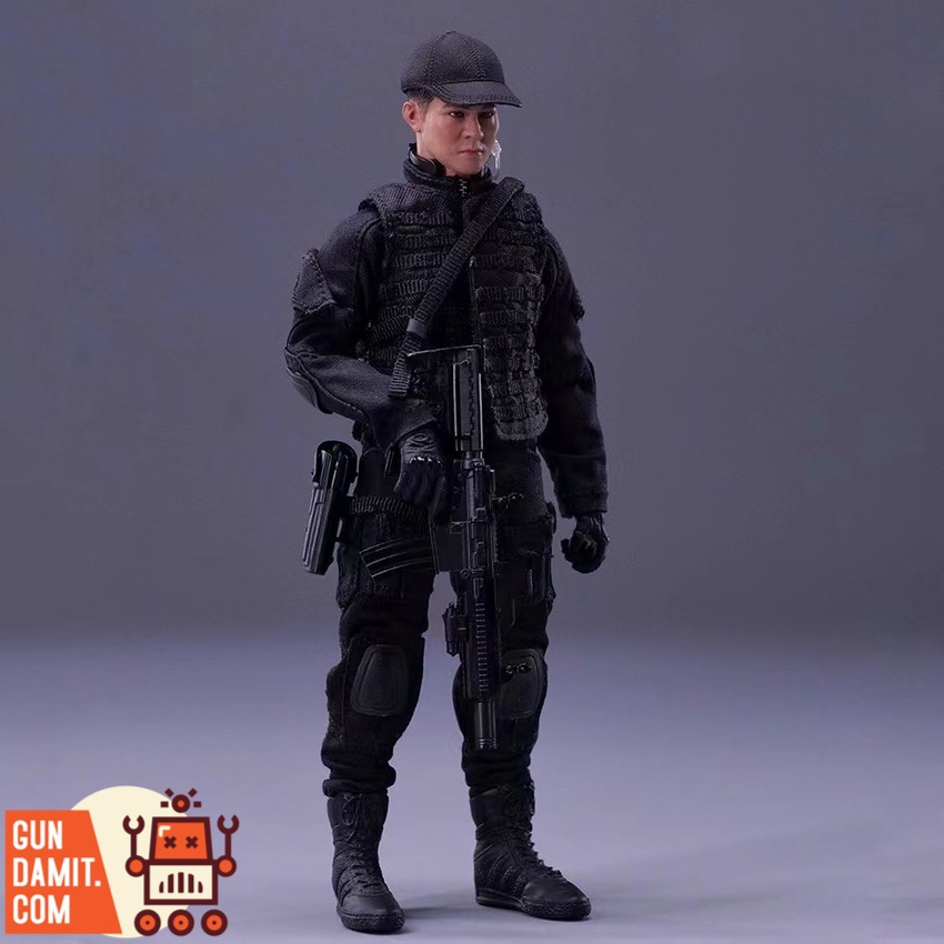 PCToys 1/12 PMC Soldier Lianjie front view in black tactical outfit with rifle PCToys 1/12 PMC Soldier Lianjie front view in black tactical outfit with rifle
