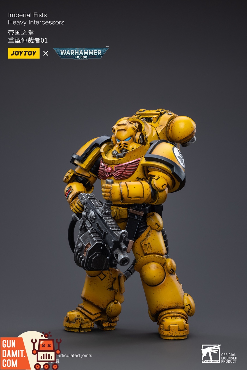 JoyToy WH40K Heavy Intercessors 01 close-up on helmet and shoulder pad JoyToy WH40K Heavy Intercessors 01 close-up on helmet and shoulder pad