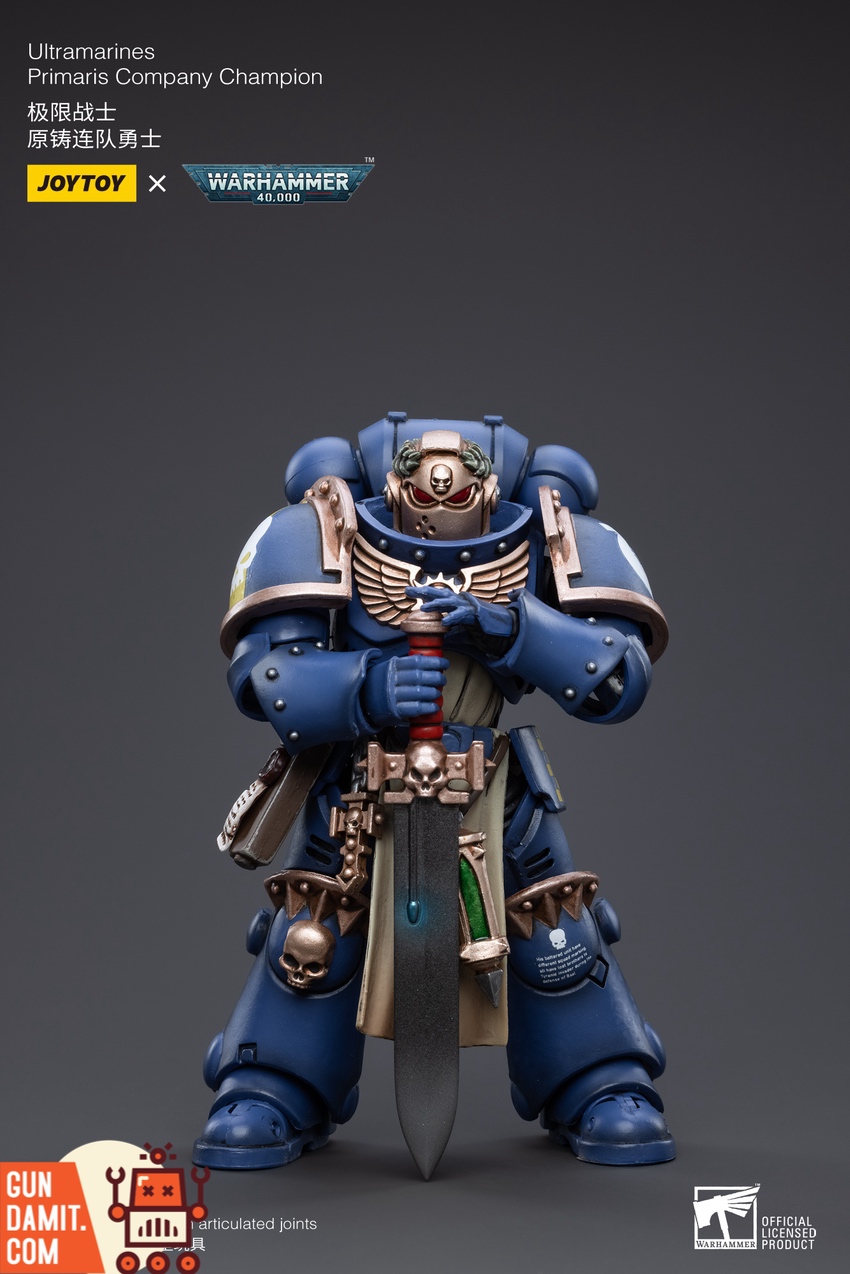 JoyToy WH40K Ultramarines Primaris Champion close-up on gold eagle chest detail JoyToy WH40K Ultramarines Primaris Champion close-up on gold eagle chest detail