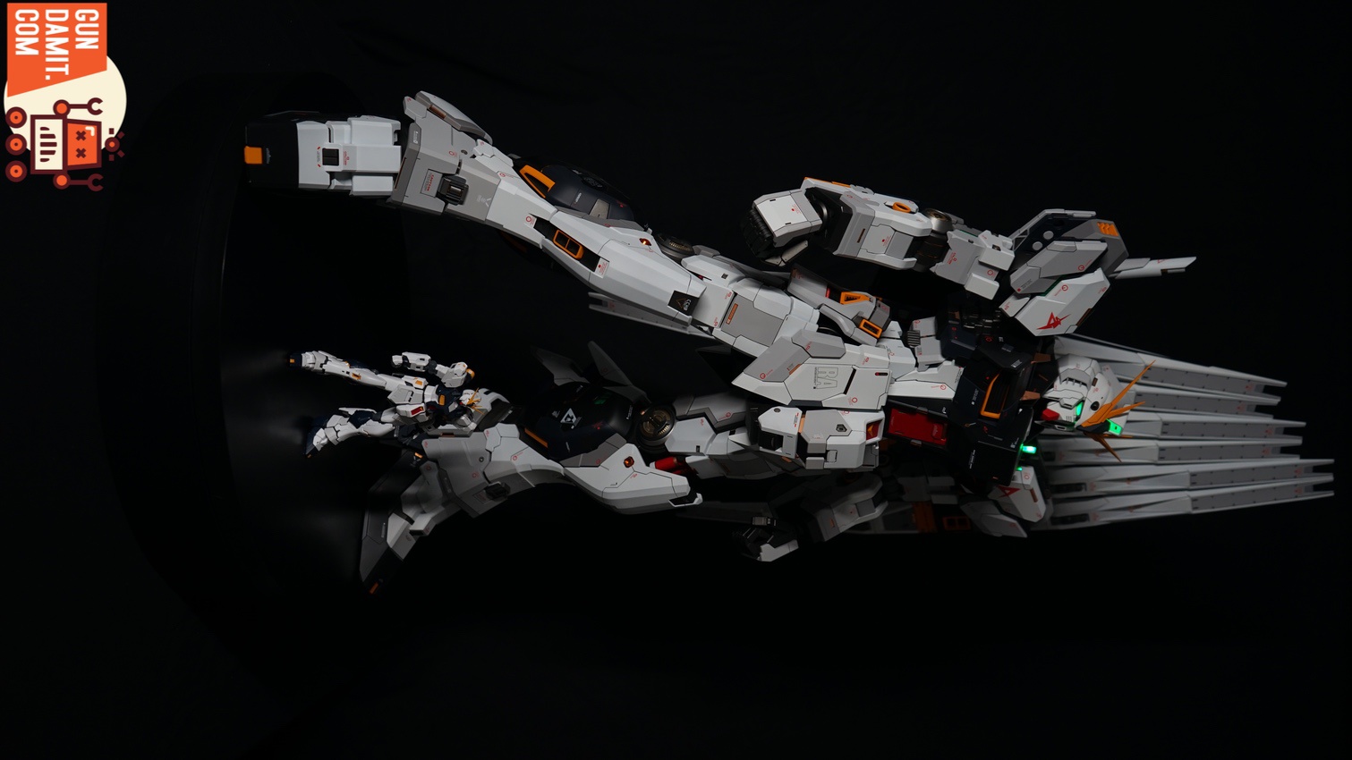 Core Cast 1/35 RX-93 Nu Gundam garage kit with LED lit fin funnels deployed Core Cast 1/35 RX-93 Nu Gundam garage kit with LED lit fin funnels deployed