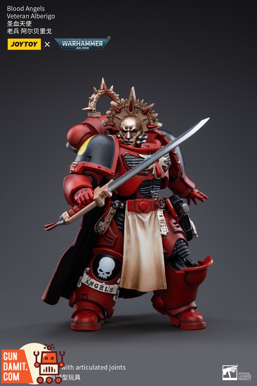 JoyToy WH40K Blood Angels Alberigo close-up on helmet and blood drop symbol JoyToy WH40K Blood Angels Alberigo close-up on helmet and blood drop symbol