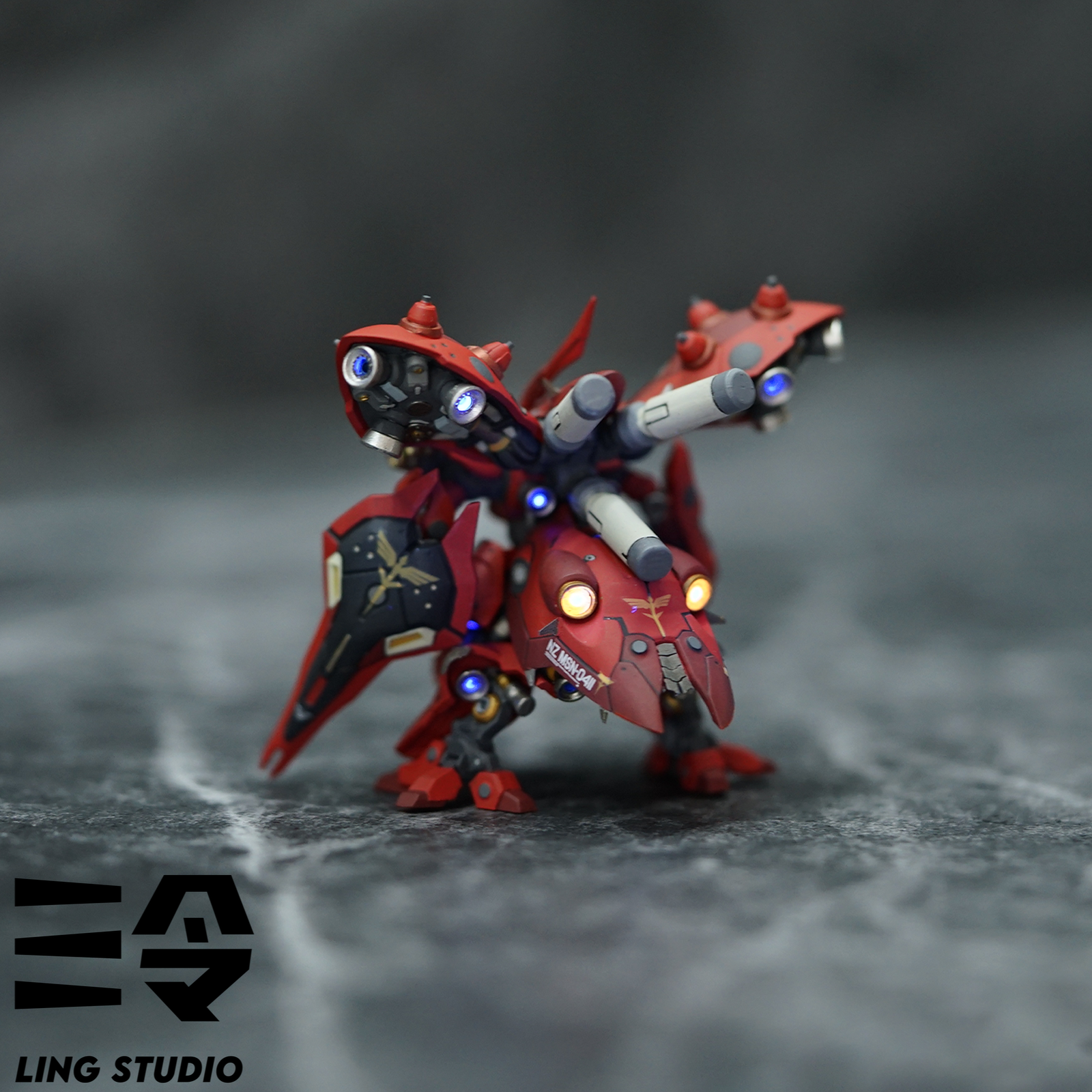 Ling Studio Gundam Artifact Nightingale red pre-painted mini model with glowing eyes Ling Studio Gundam Artifact Nightingale red pre-painted mini model with glowing eyes