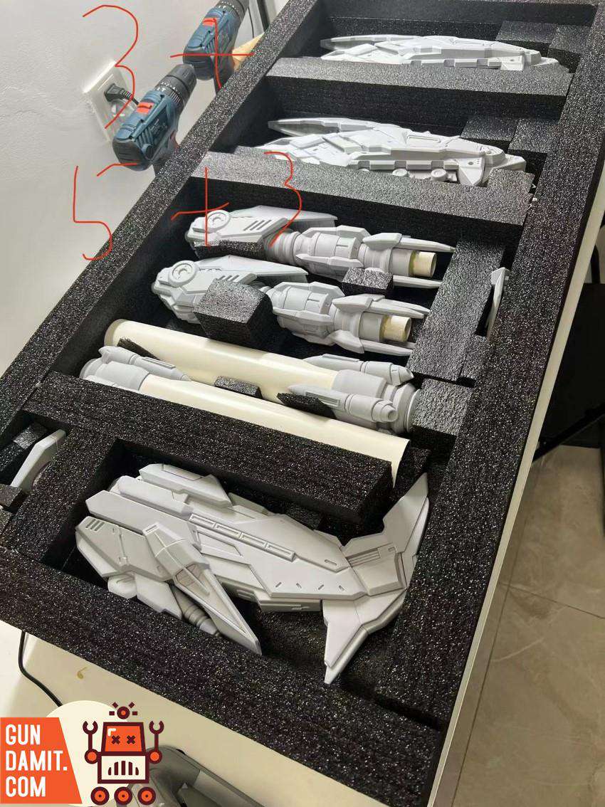 1/35 RX-93-v2 Hi-Nu Gundam resin parts close-up 1/35 RX-93-v2 Hi-Nu Gundam resin parts close-up