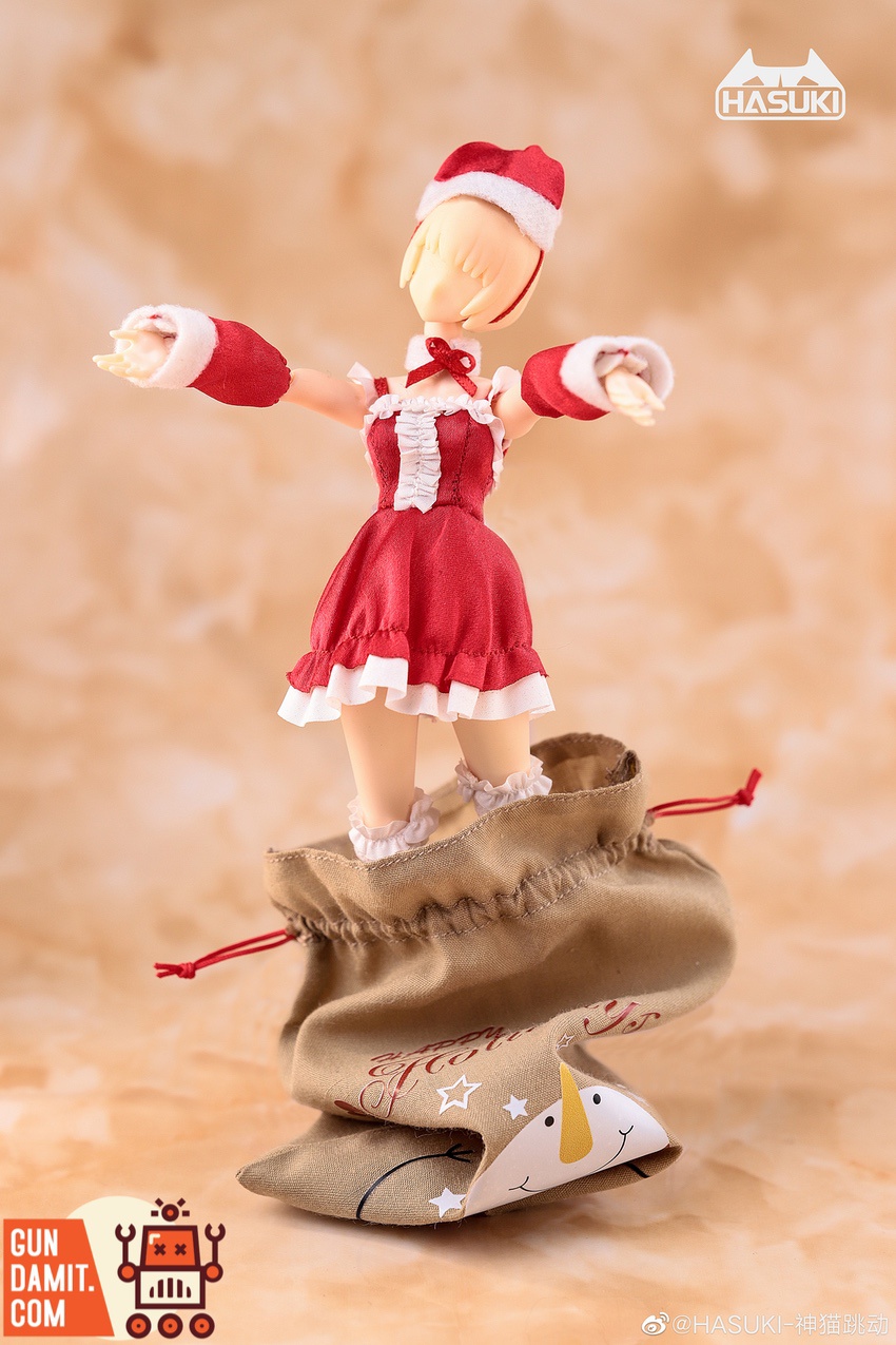 HASUKI CS003 figure in Christmas outfit standing pose with Santa hat HASUKI CS003 figure in Christmas outfit standing pose with Santa hat