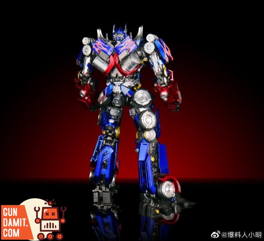 4th Party Optimus Prime ROTF close-up showing detailed face sculpt and light-up eyes 4th Party Optimus Prime ROTF close-up showing detailed face sculpt and light-up eyes