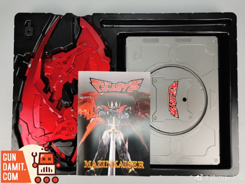 Sky X Studio Mazinkaiser packaging contents with figure parts and booklet Sky X Studio Mazinkaiser packaging contents with figure parts and booklet