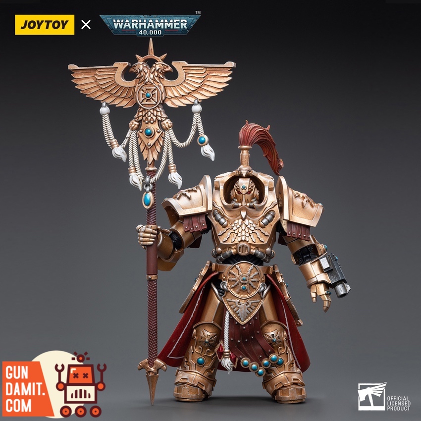 JoyToy 1/18 WH40K Custodes Vexilus Praetor Phelam Tolguror front view with vexilla banner in golden armor JoyToy 1/18 WH40K Custodes Vexilus Praetor Phelam Tolguror front view with vexilla banner in golden armor