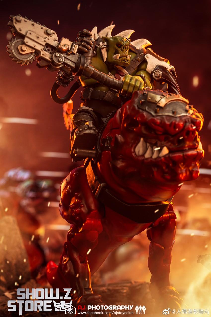Squighog Nob riding Smasha Squig side view with chainsaw weapon Squighog Nob riding Smasha Squig side view with chainsaw weapon