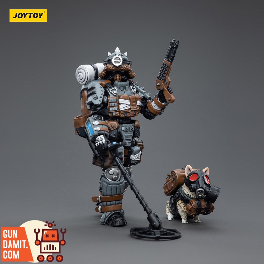 JoyToy 1/18 Simeon rear view showing backpack gear and equipment JoyToy 1/18 Simeon rear view showing backpack gear and equipment