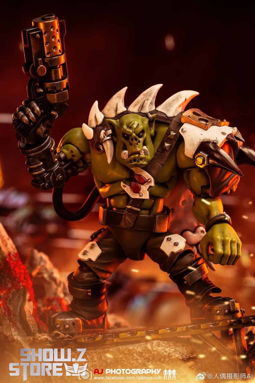 JoyToy Warhammer 40K Ork Nob close-up front view with pistol and tusks JoyToy Warhammer 40K Ork Nob close-up front view with pistol and tusks