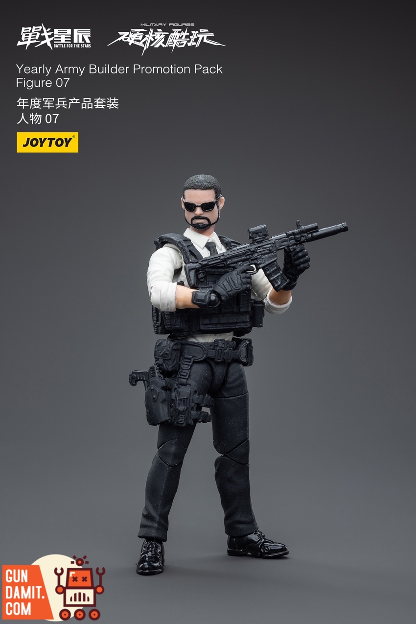 JoyToy 1/18 Figure 07 action pose with rifle shouldered JoyToy 1/18 Figure 07 action pose with rifle shouldered