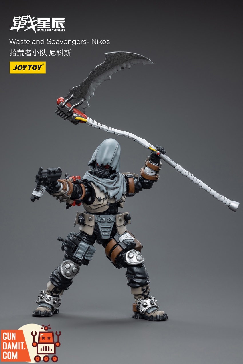 JoyToy Wasteland Scavengers Nikos rear view with equipment and armor detail JoyToy Wasteland Scavengers Nikos rear view with equipment and armor detail