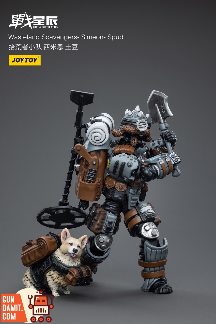 JoyToy 1/18 Wasteland Scavengers Simeon close-up with gas mask and heavy backpack JoyToy 1/18 Wasteland Scavengers Simeon close-up with gas mask and heavy backpack