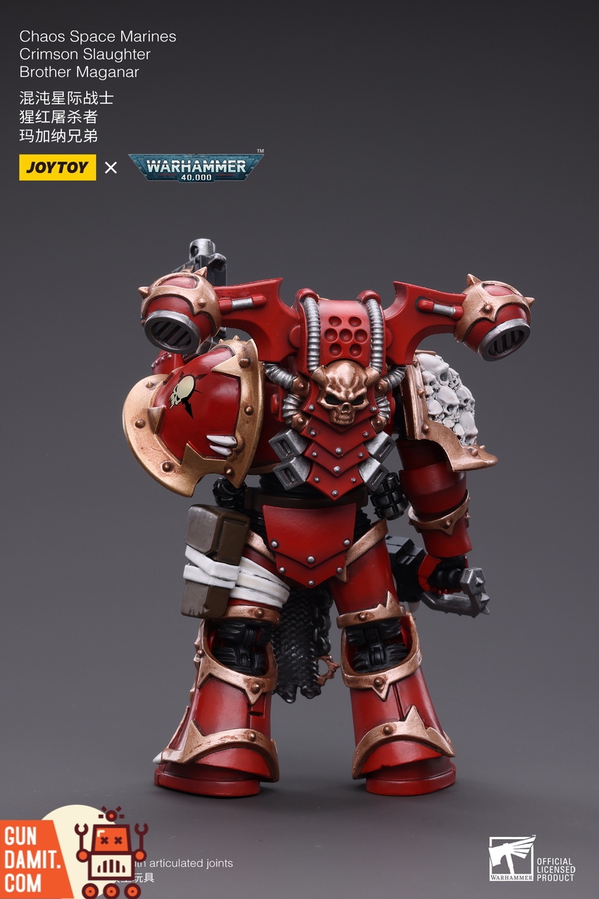 JoyToy Maganar Chaos Space Marine side profile showing red armor and gold helmet crest JoyToy Maganar Chaos Space Marine side profile showing red armor and gold helmet crest