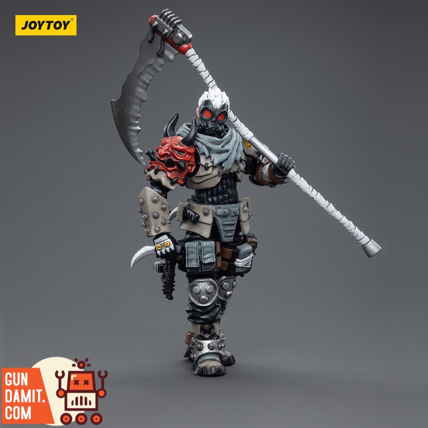 JoyToy JT4201 1/18 Wasteland Scavengers Nikos front view with skull mask and curved blade JoyToy JT4201 1/18 Wasteland Scavengers Nikos front view with skull mask and curved blade