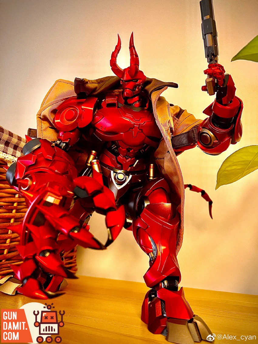 CangDao Lord Purgatory Hellboy 1/6 side view holding gun metallic red armor trench coat CangDao Lord Purgatory Hellboy 1/6 side view holding gun metallic red armor trench coat