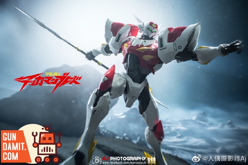 Tekkaman Blade Threezero figure close-up of helmet visor and red crest detail Tekkaman Blade Threezero figure close-up of helmet visor and red crest detail