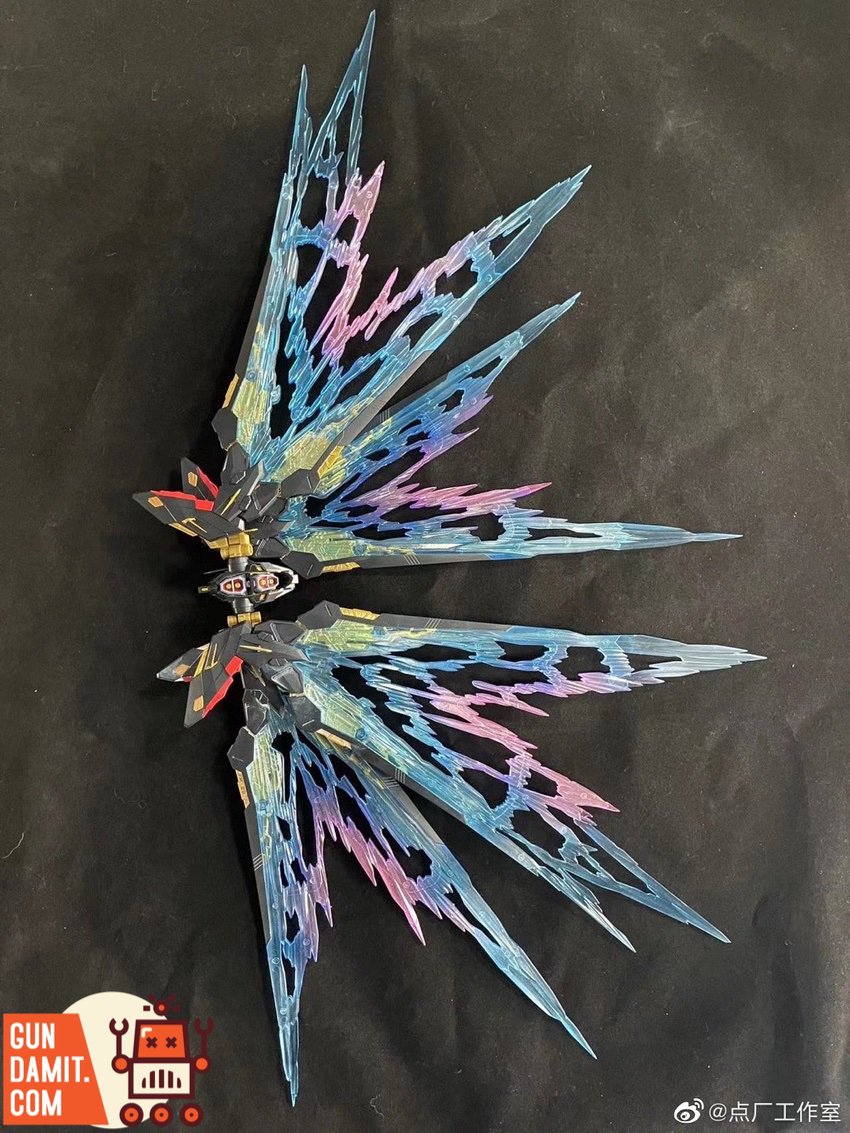 Point Factory 1/100 MGEX Strike Freedom Wings of Light Clear Version rainbow gradient wing parts close-up Point Factory 1/100 MGEX Strike Freedom Wings of Light Clear Version rainbow gradient wing parts close-up