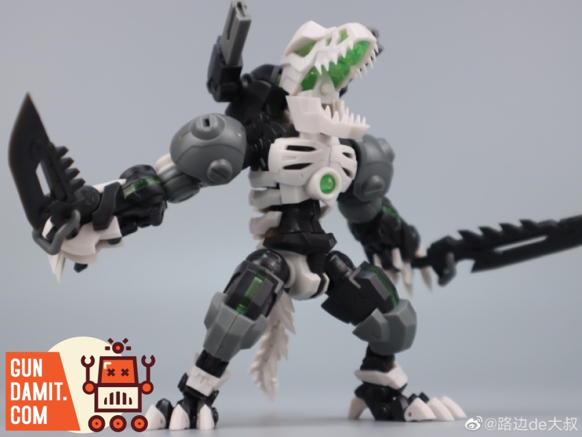 No.57 1/24 Man Hunter R-Fossil dinosaur mecha dynamic pose with dual blades No.57 1/24 Man Hunter R-Fossil dinosaur mecha dynamic pose with dual blades