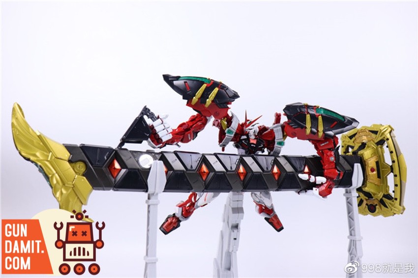 Daban 8814 Gundam Astray Red Frame posed with large katana sword Daban 8814 Gundam Astray Red Frame posed with large katana sword