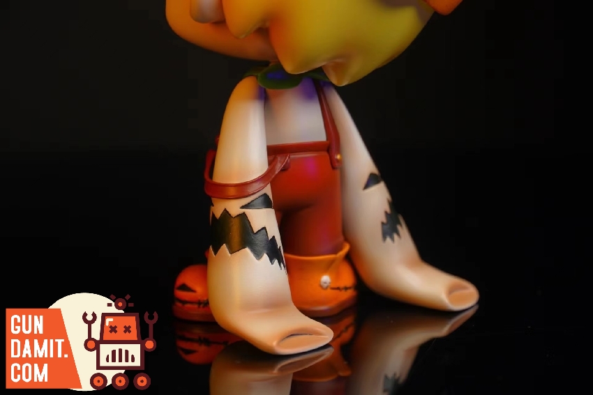 Original Pumpkin Dico figure lower body detail with zigzag tattoo pattern and red overalls Original Pumpkin Dico figure lower body detail with zigzag tattoo pattern and red overalls