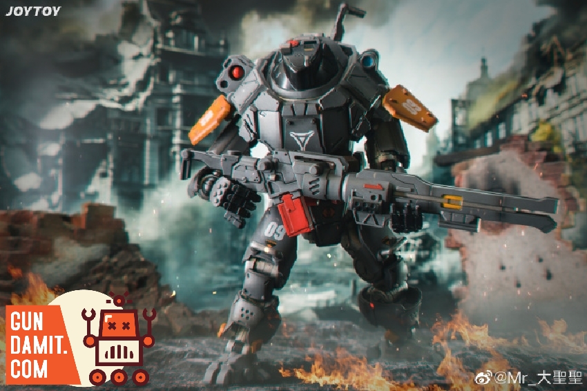 JoyToy Iron Wrecker 09 with pilot figure scale comparison JoyToy Iron Wrecker 09 with pilot figure scale comparison