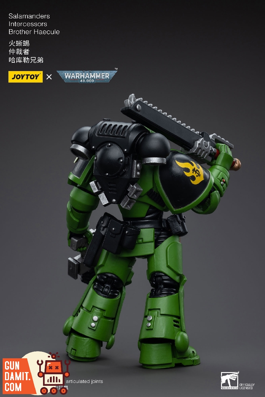 JoyToy Warhammer 40K Salamanders marine close-up armor and weapon detail JoyToy Warhammer 40K Salamanders marine close-up armor and weapon detail