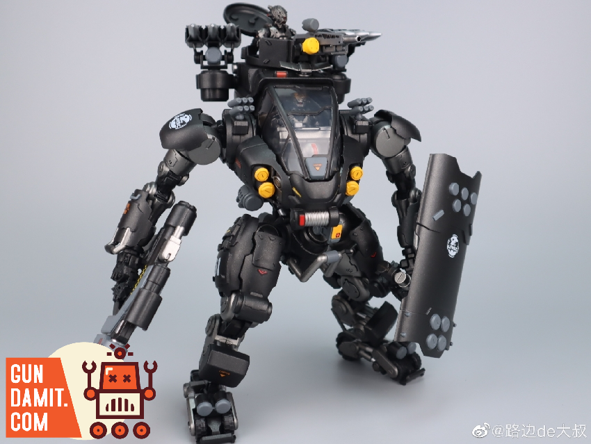 JoyToy 1/25 Tiekui dual pilot mecha action pose with shield raised JoyToy 1/25 Tiekui dual pilot mecha action pose with shield raised